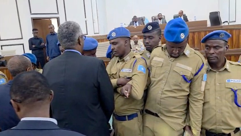 Buuq ka taagan Baarlamaanka.jpg